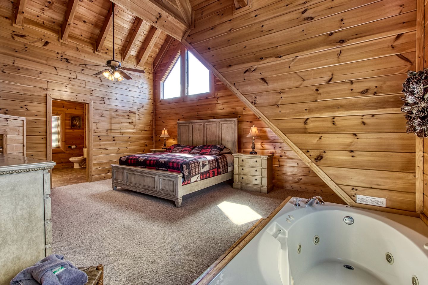 Pigeon Forge Log Cabin, for Family Glamping near Dollywood