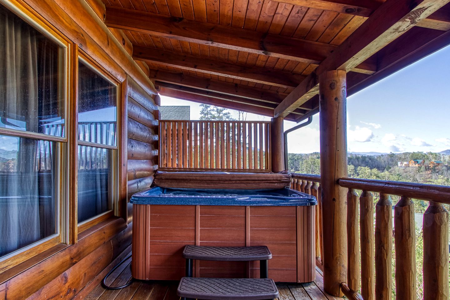 Pigeon Forge Log Cabin, for Family Glamping near Dollywood