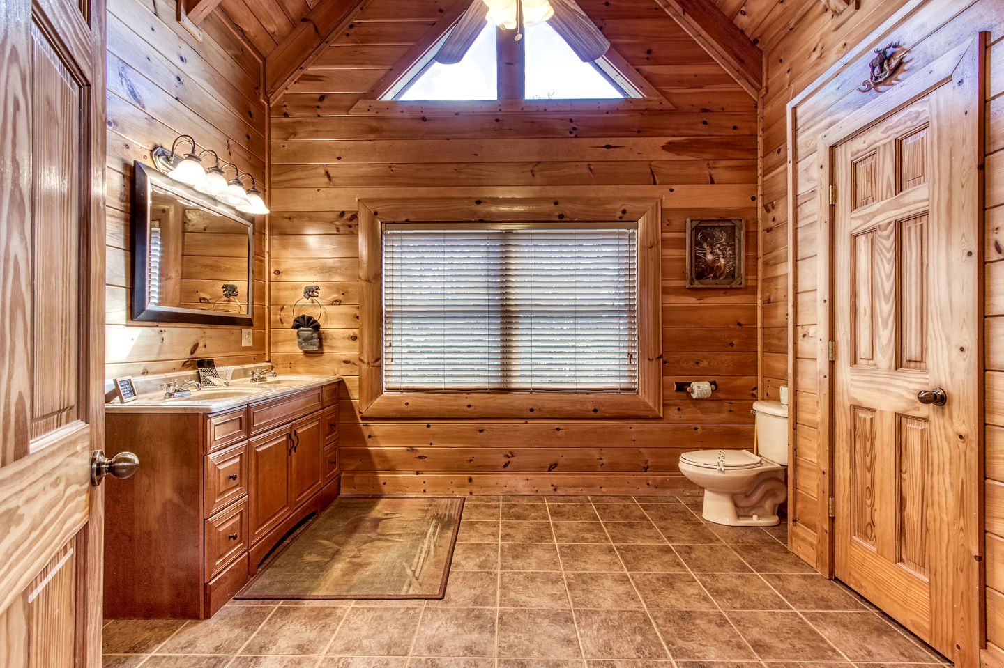 Pigeon Forge Log Cabin, for Family Glamping near Dollywood