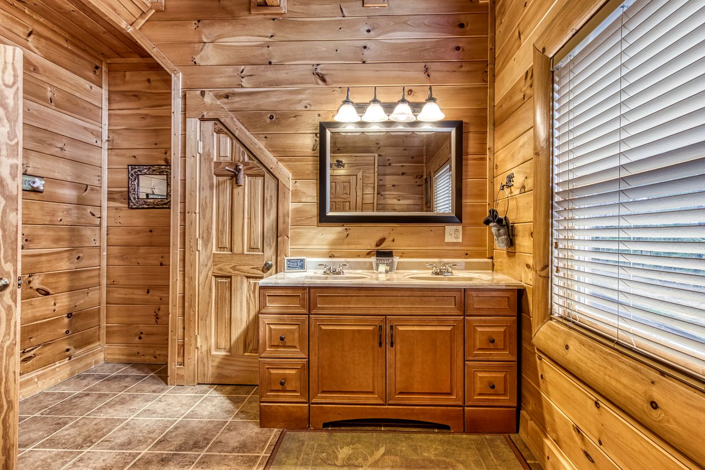 Pigeon Forge Log Cabin, for Family Glamping near Dollywood