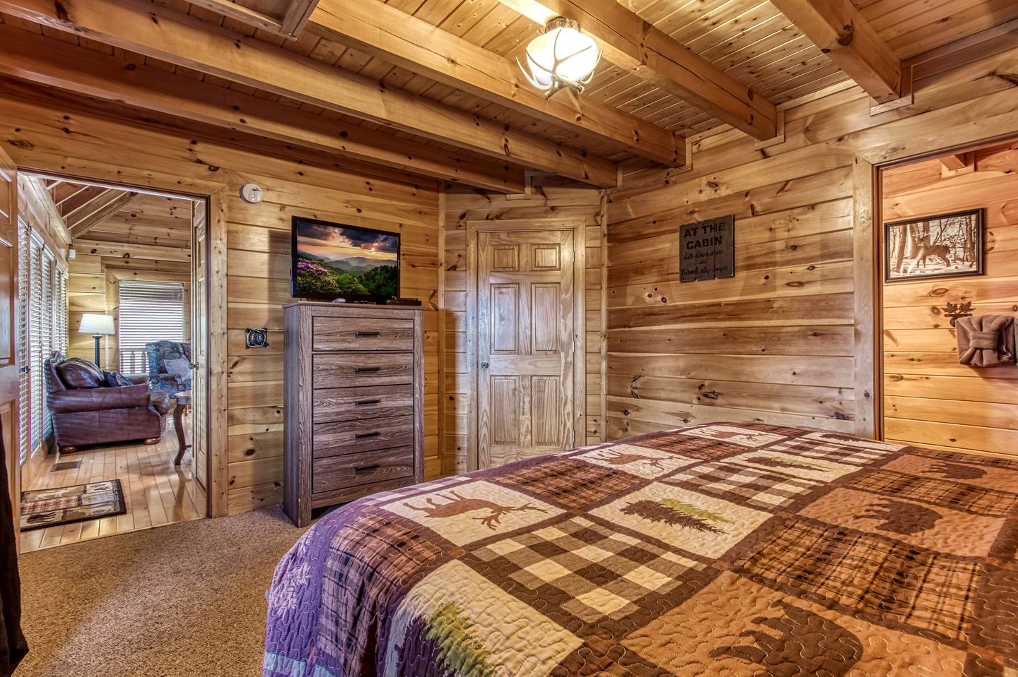 Pigeon Forge Log Cabin, for Family Glamping near Dollywood