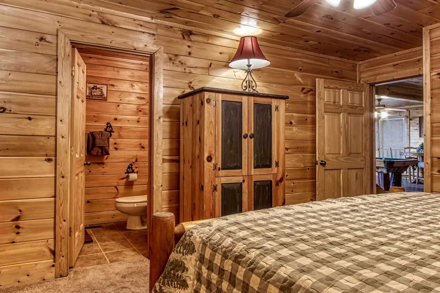 Pigeon Forge Log Cabin, for Family Glamping near Dollywood