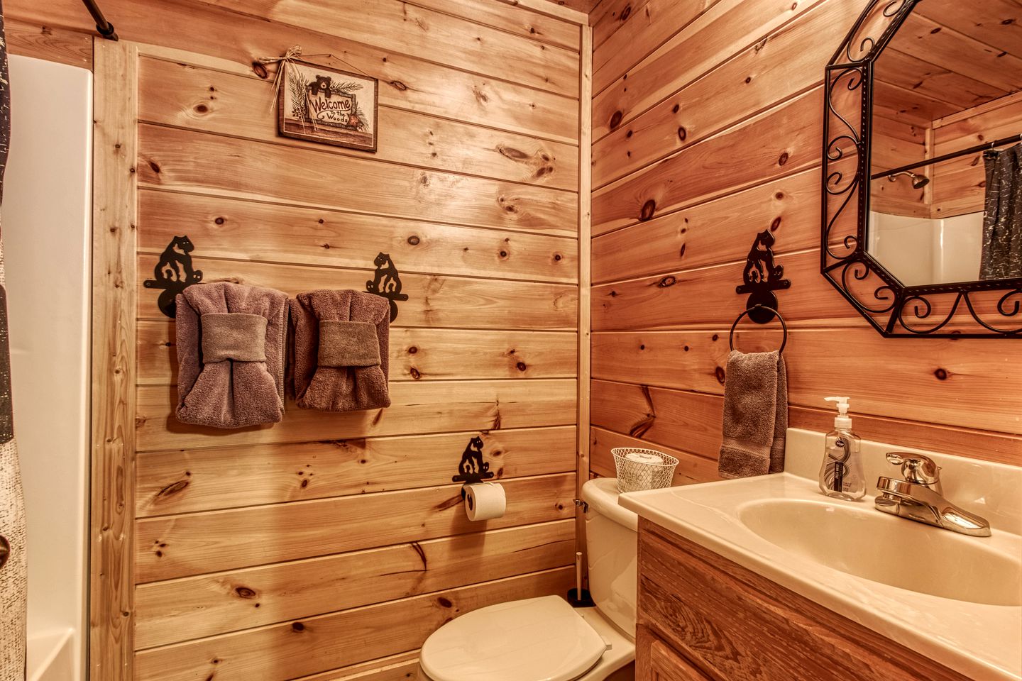 Pigeon Forge Log Cabin, for Family Glamping near Dollywood