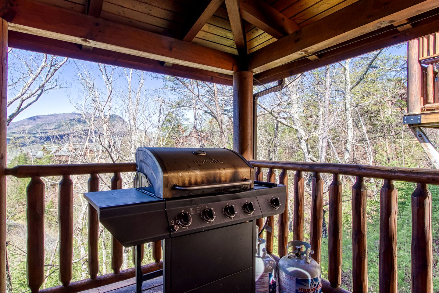 Pigeon Forge Log Cabin, for Family Glamping near Dollywood