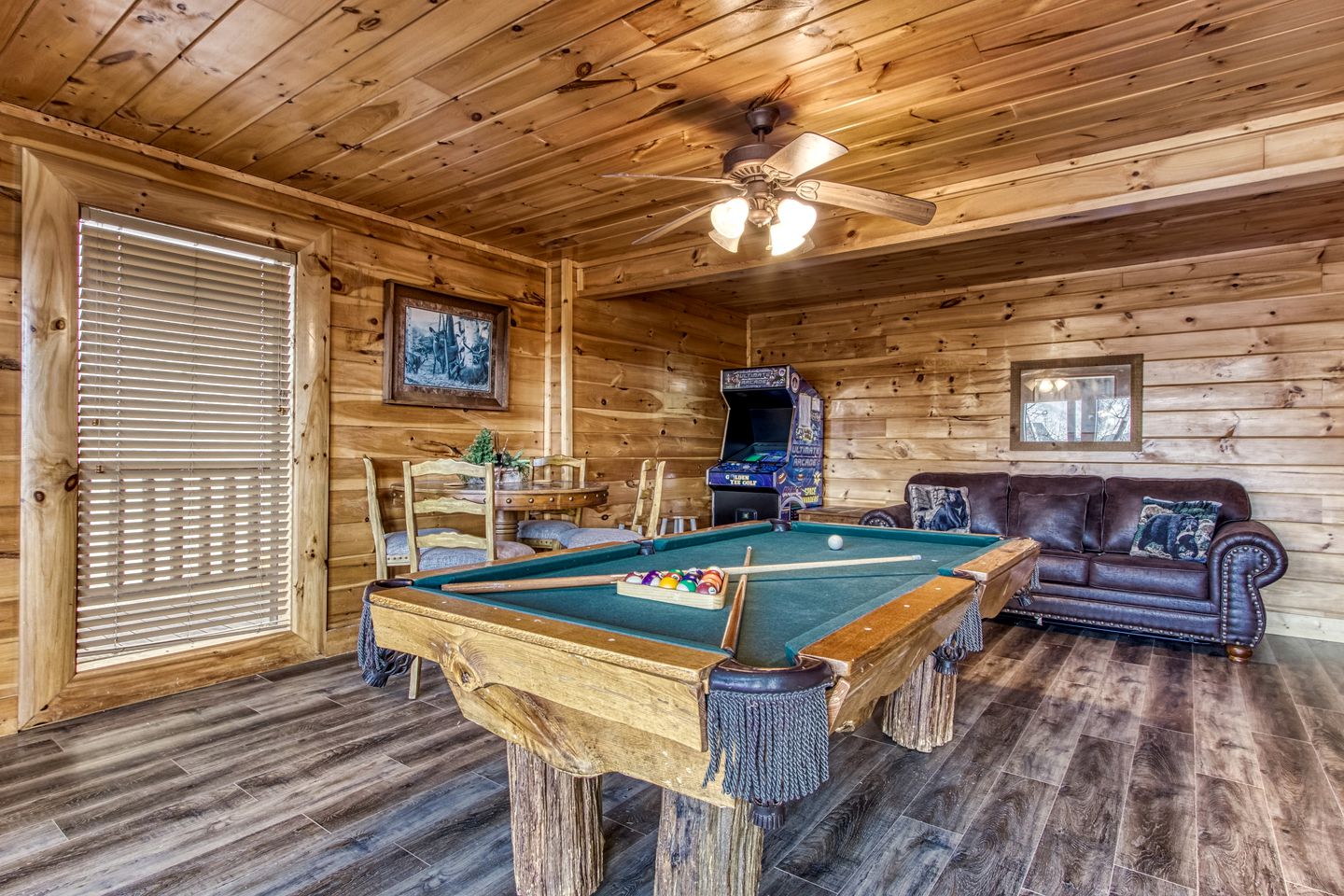 Pigeon Forge Log Cabin, for Family Glamping near Dollywood