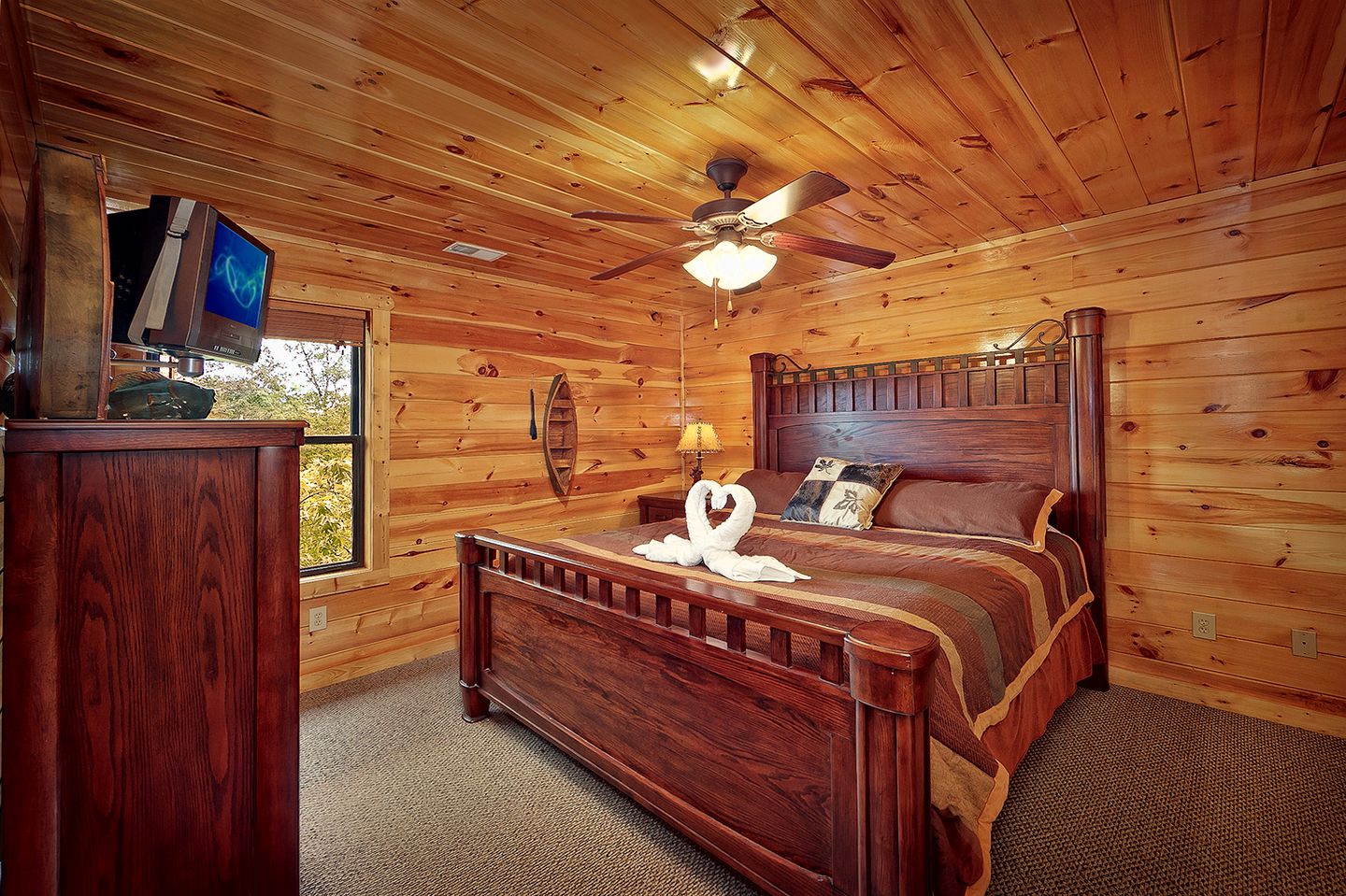 Amazing Cabin Rental with a Home Cinema for a Family Getaway near the Great Smokies, TN