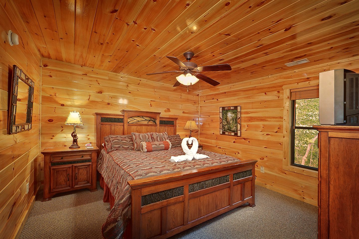 Amazing Cabin Rental with a Home Cinema for a Family Getaway near the Great Smokies, TN