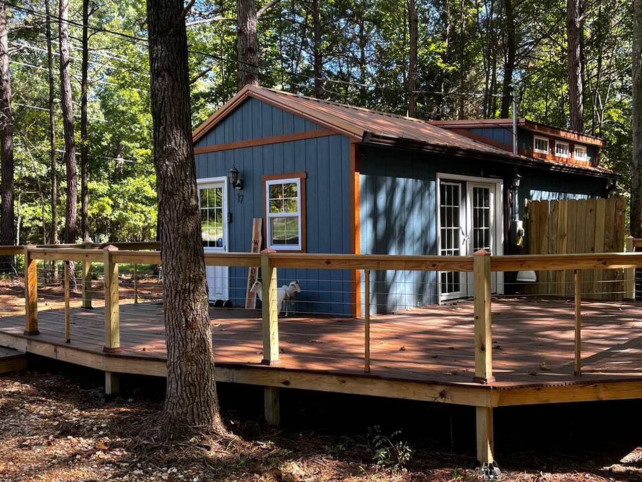 Cozy Cabin near Kentucky Lake - Amazing Glamping Rental in Big Sandy, Tennessee
