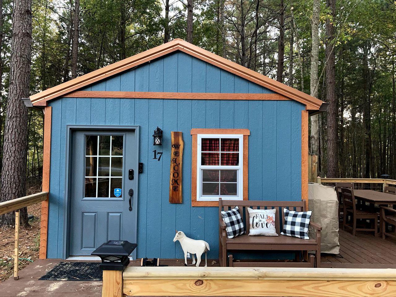 Cozy Cabin near Kentucky Lake - Amazing Glamping Rental in Big Sandy, Tennessee