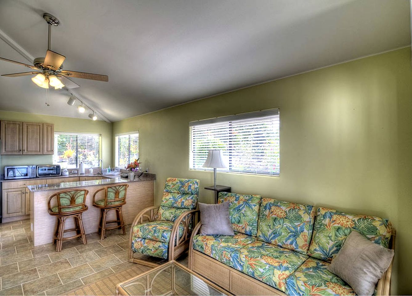 Coastal Farm Cottage with Infinity Pool Overlooking Coffee Farm near Kailua-Kona, Hawaii