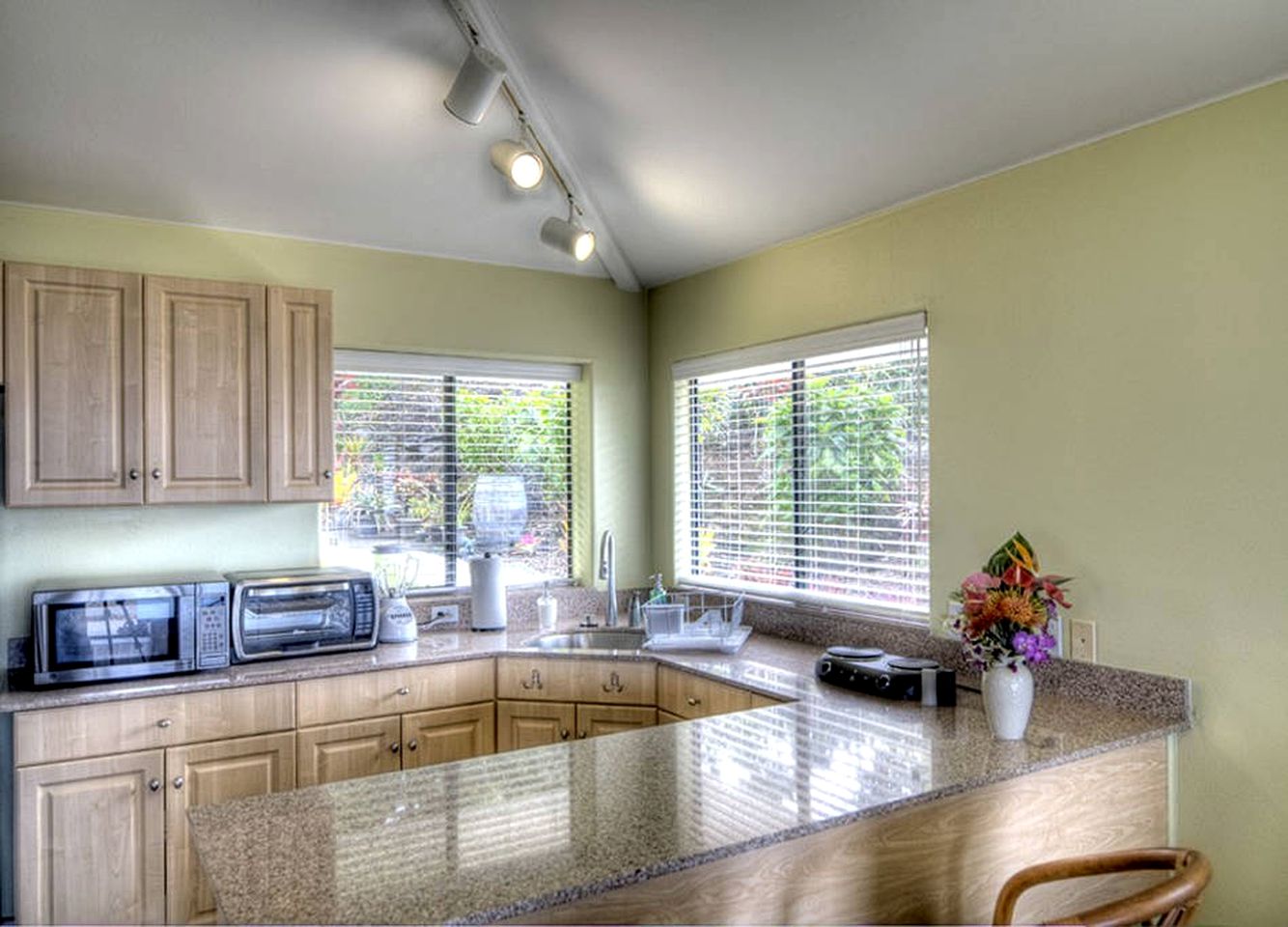 Coastal Farm Cottage with Infinity Pool Overlooking Coffee Farm near Kailua-Kona, Hawaii