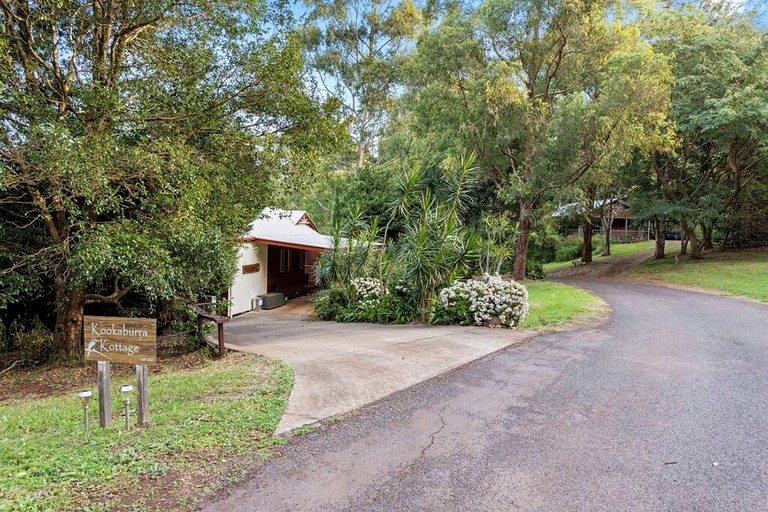 Luxury Chalet with Spa Bath & Log Fire near Ravensbourne National Park, Queensland