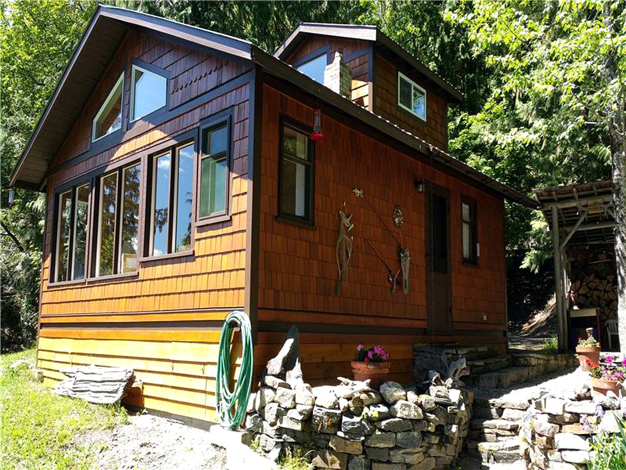 Kootenai Hideaway Lakefront Cabin, Cabins, Kaslo, Canada Glamping Hub