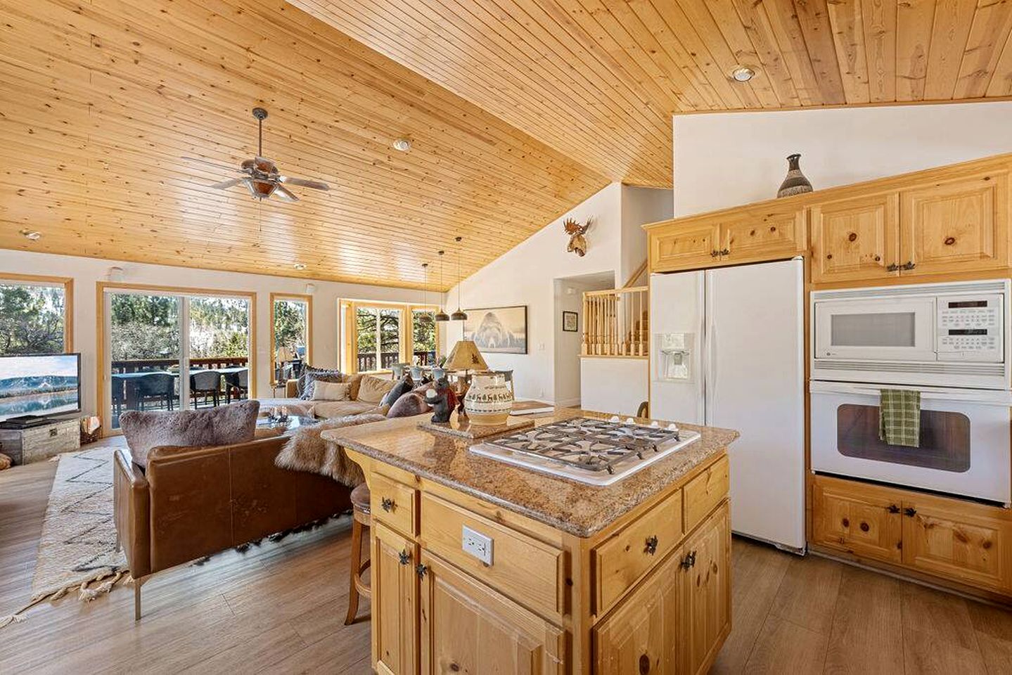 Ultimate Comfort: Cabin with Hot Tub near Big Bear Lake, California