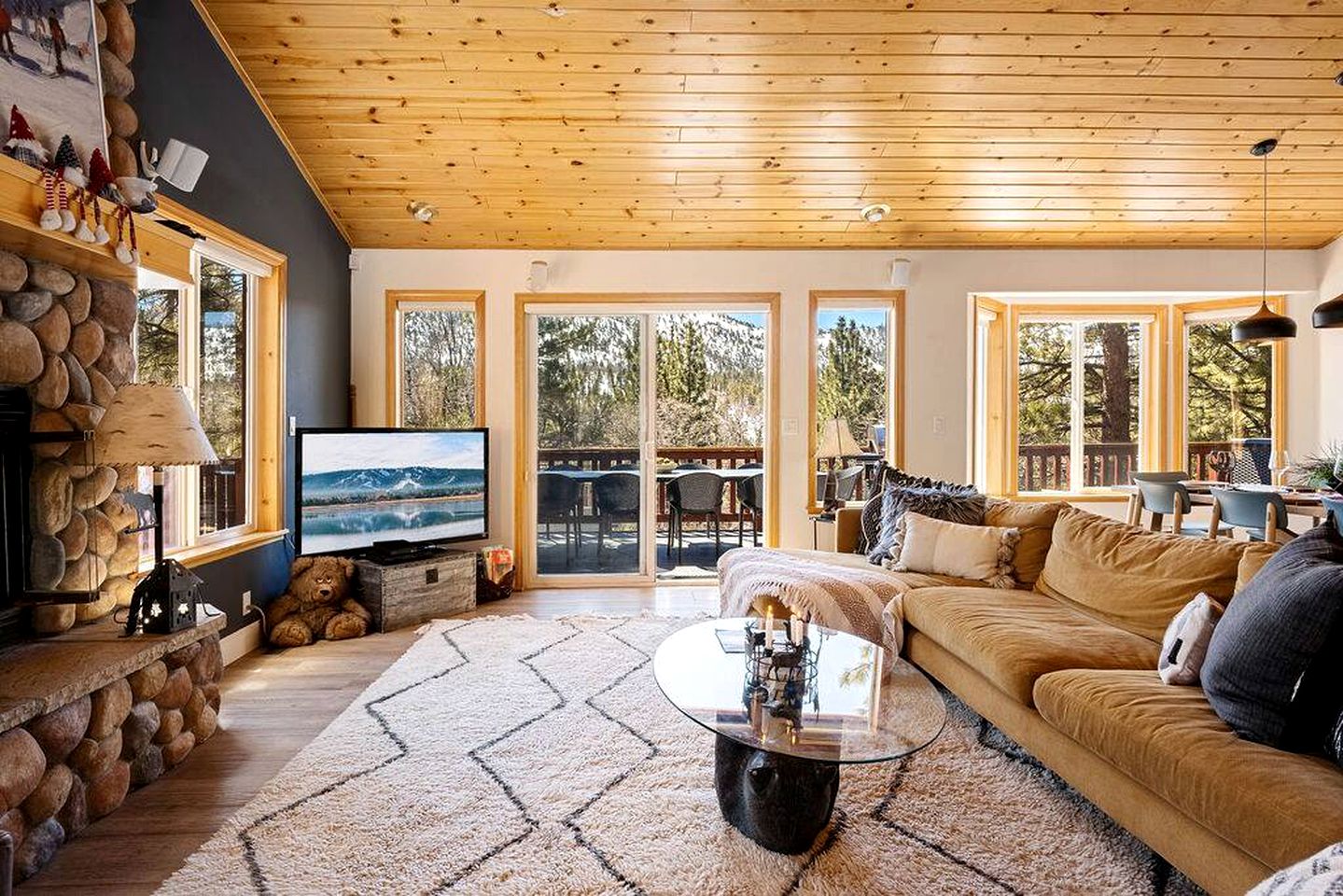Ultimate Comfort: Cabin with Hot Tub near Big Bear Lake, California