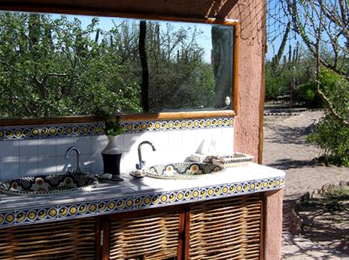 Huts (El Cajete, Baja California del Sur, Mexico)