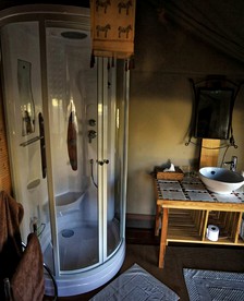 Lovely Safari Tent Rental for a Romantic Getaway near Angers, France - Photo 2