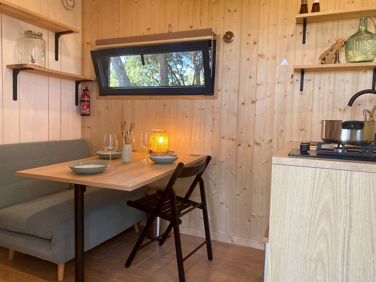 Scenic Eco Tiny Home with Sunrise & Lavender Views near the Rhône River, Mondragon, France