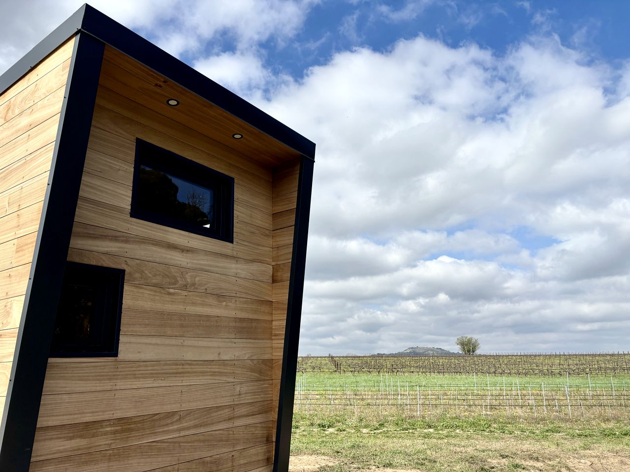 Cosy Eco-Friendly Tiny House with Vineyard Views near Aix-en-Provence, France