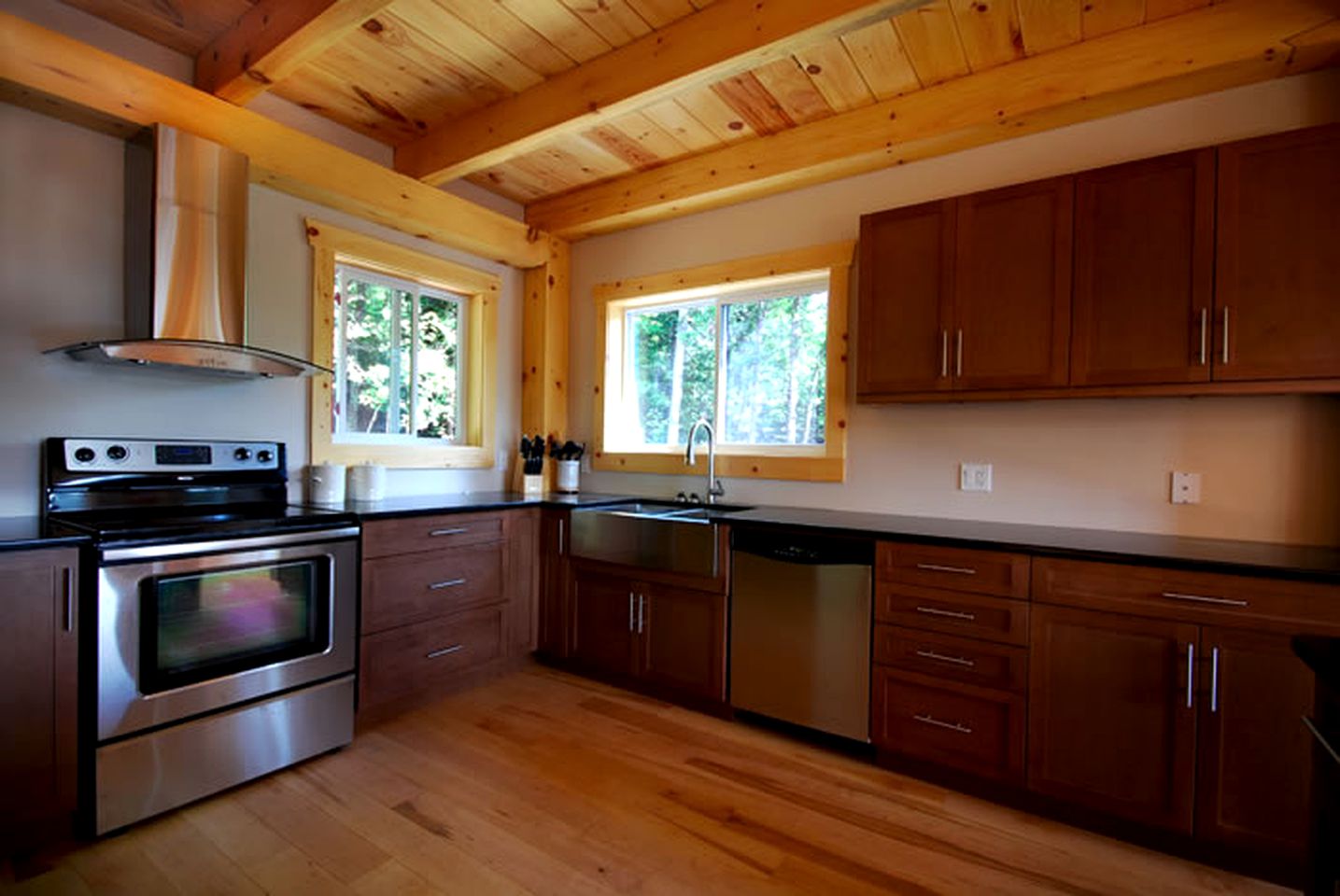 Stately Lakefront Cabin Rental on Chip Lake in Wakefield, Quebec