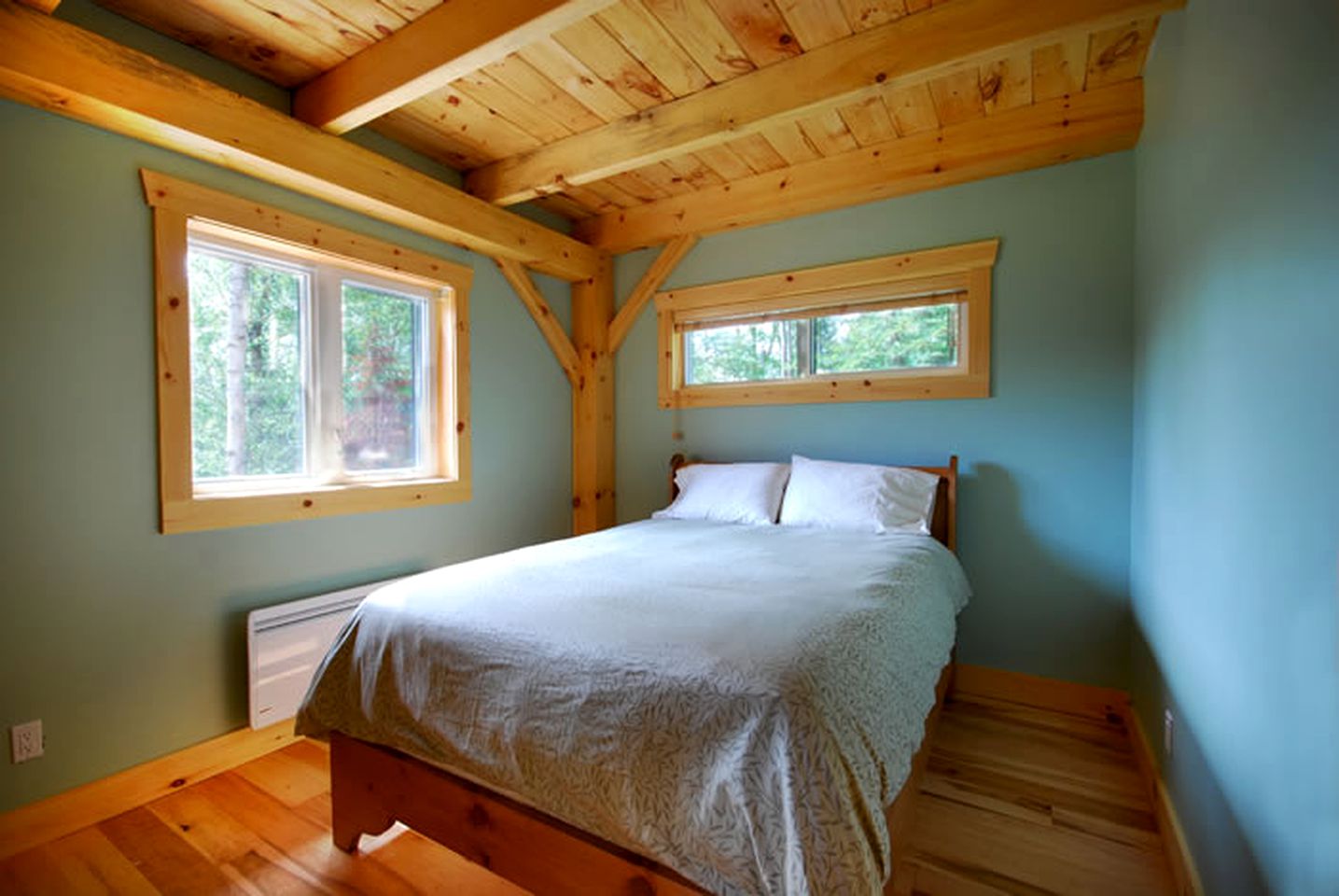 Stately Lakefront Cabin Rental on Chip Lake in Wakefield, Quebec