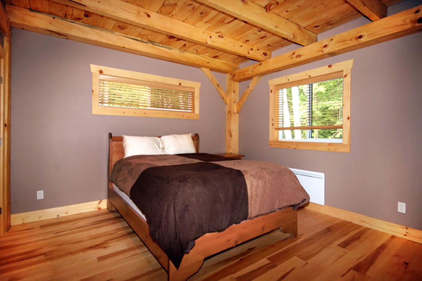 Stately Lakefront Cabin Rental on Chip Lake in Wakefield, Quebec