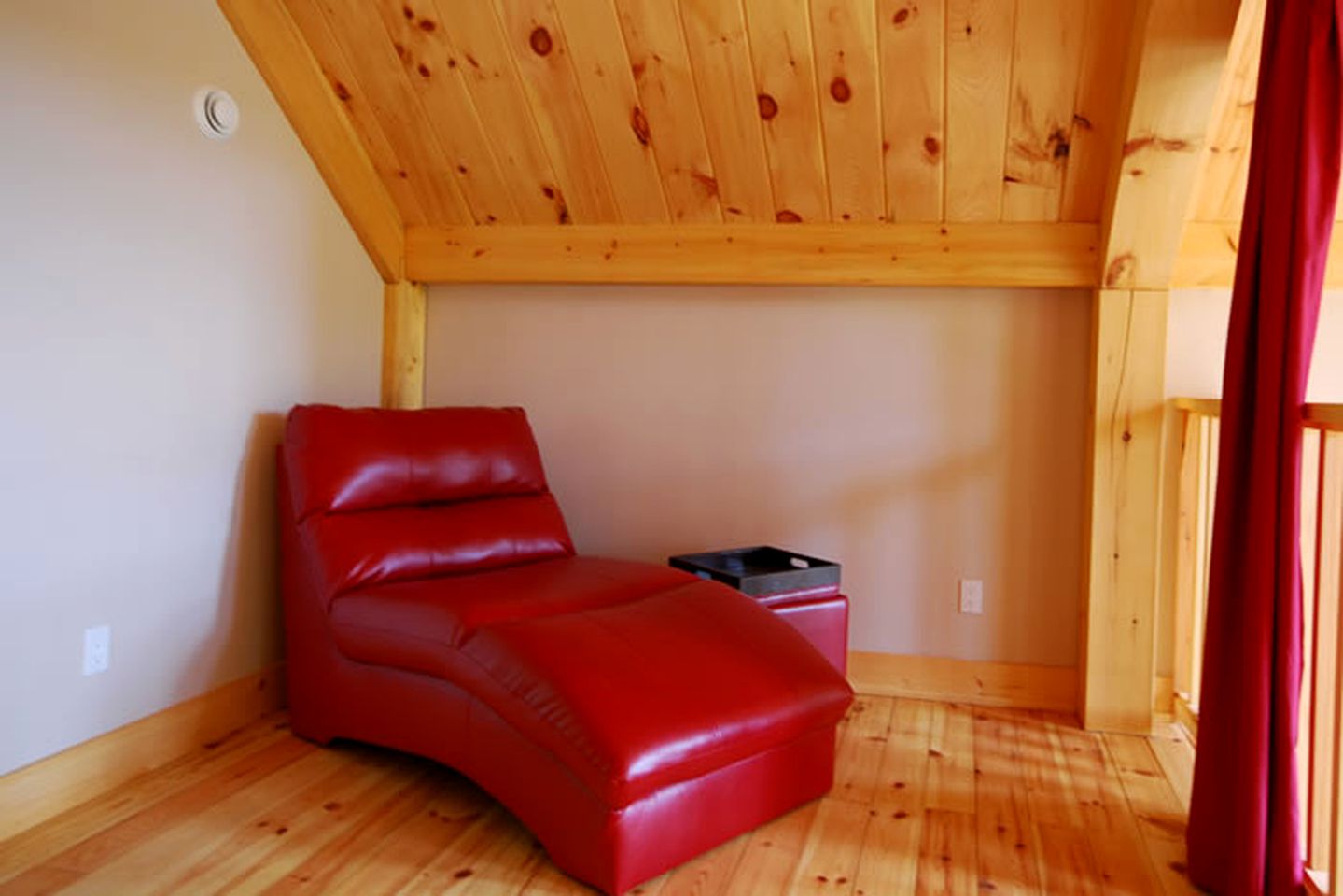 Stately Lakefront Cabin Rental on Chip Lake in Wakefield, Quebec