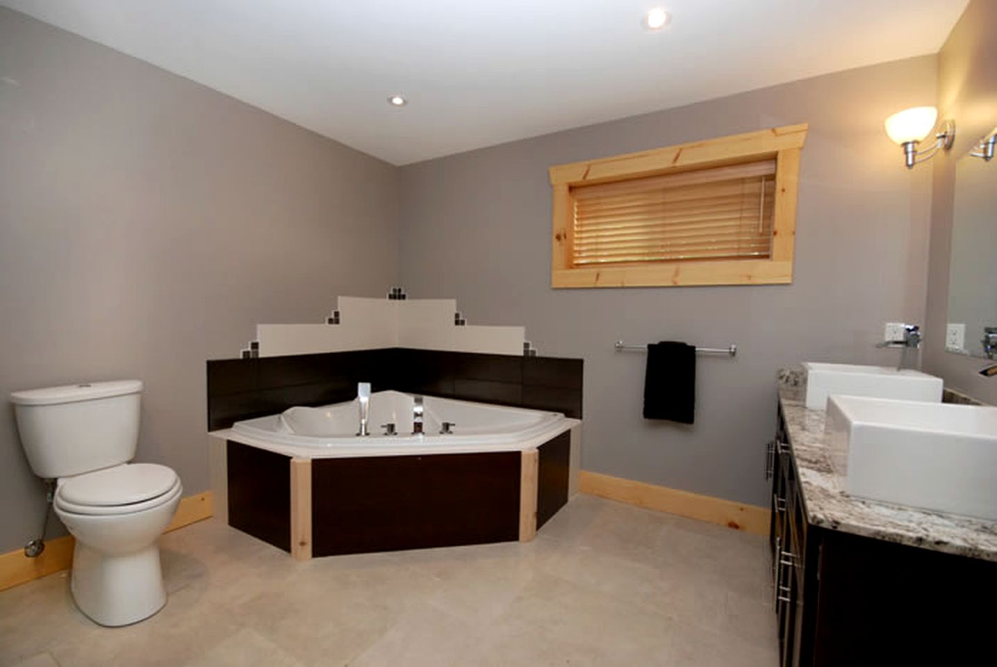 Stately Lakefront Cabin Rental on Chip Lake in Wakefield, Quebec