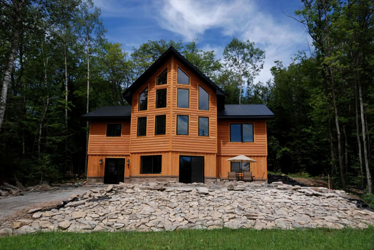 Stately Lakefront Cabin Rental on Chip Lake in Wakefield, Quebec