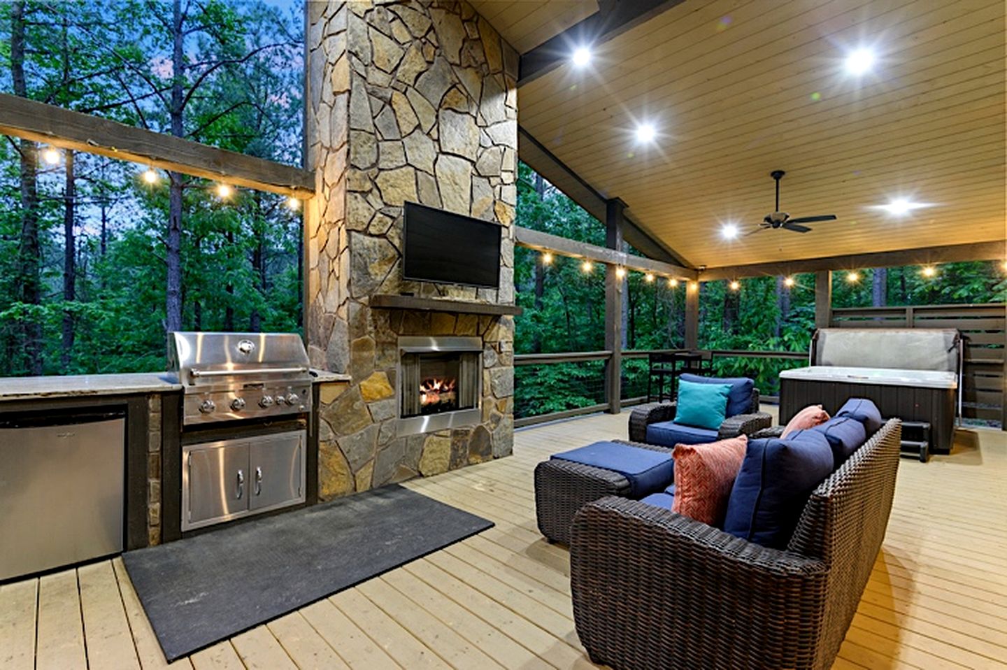 Cozy Luxury Cabin with Serene Forest Setting near Broken Bow Lake in Hochatown, Oklahoma