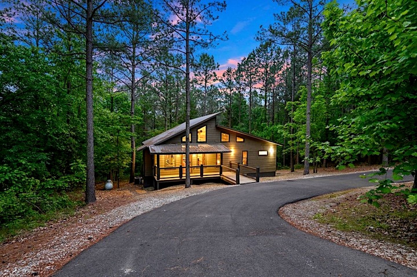 Cozy Luxury Cabin with Serene Forest Setting near Broken Bow Lake in Hochatown, Oklahoma