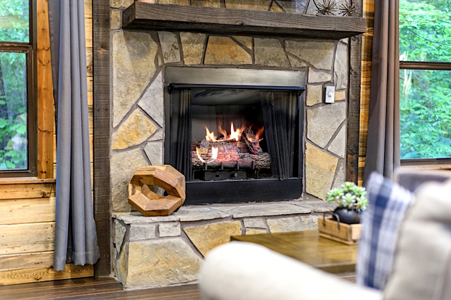 Cozy Luxury Cabin with Serene Forest Setting near Broken Bow Lake in Hochatown, Oklahoma