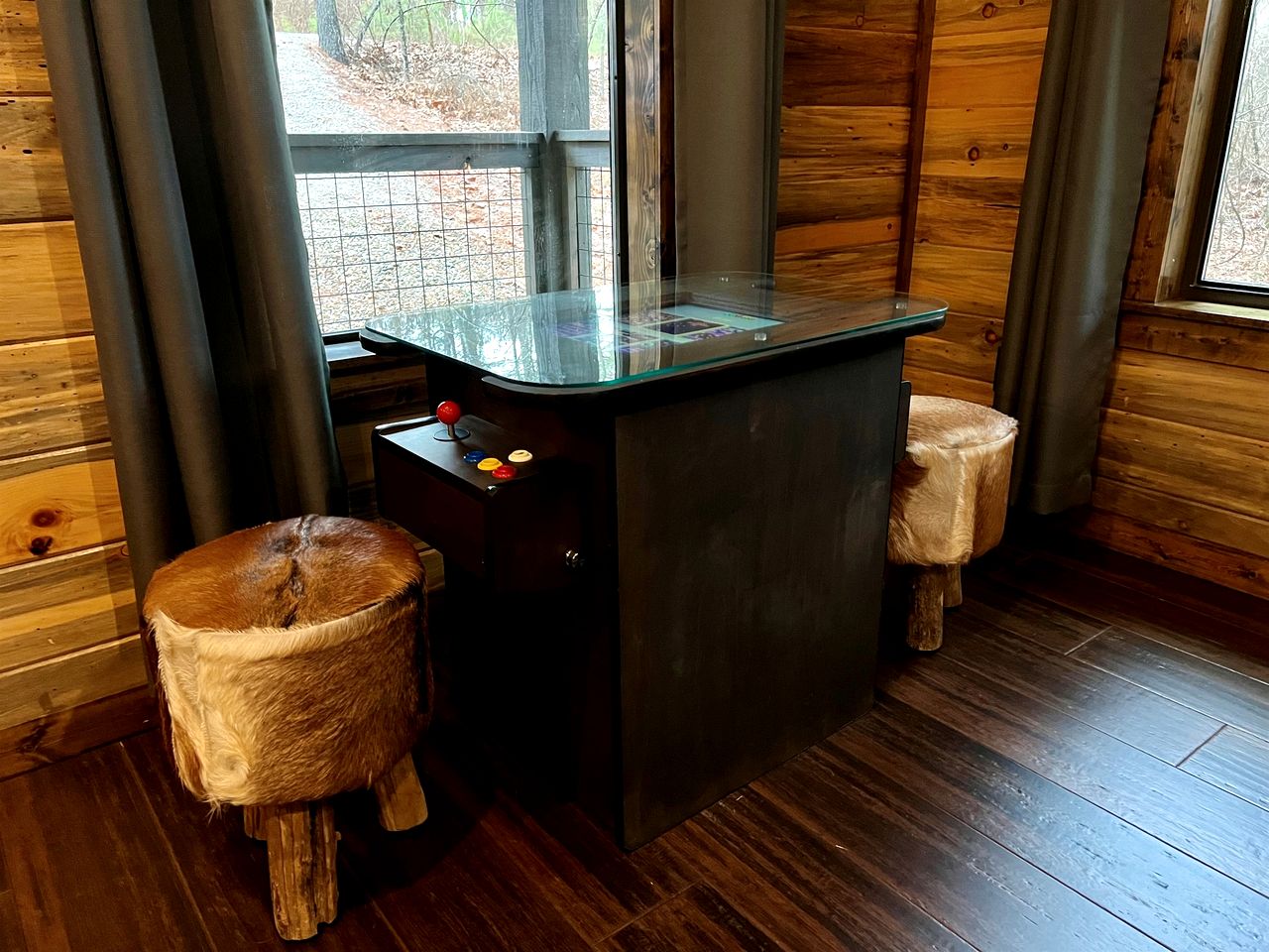 Cozy Luxury Cabin with Serene Forest Setting near Broken Bow Lake in Hochatown, Oklahoma