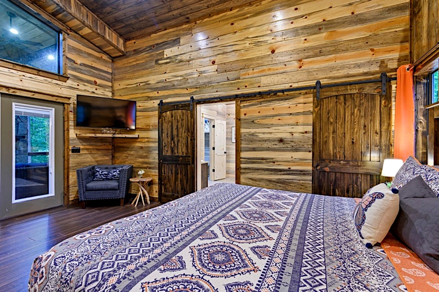 Cozy Luxury Cabin with Serene Forest Setting near Broken Bow Lake in Hochatown, Oklahoma