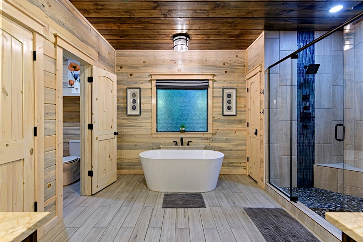 Cozy Luxury Cabin with Serene Forest Setting near Broken Bow Lake in Hochatown, Oklahoma