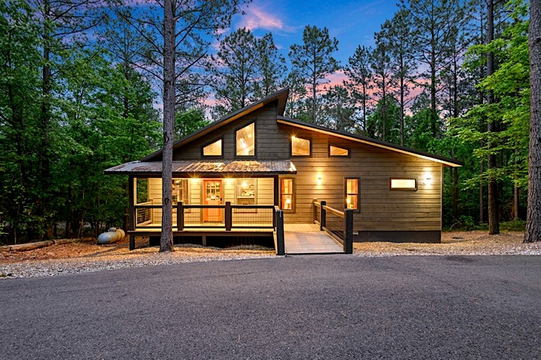 Cozy Luxury Cabin with Serene Forest Setting near Broken Bow Lake in Hochatown, Oklahoma