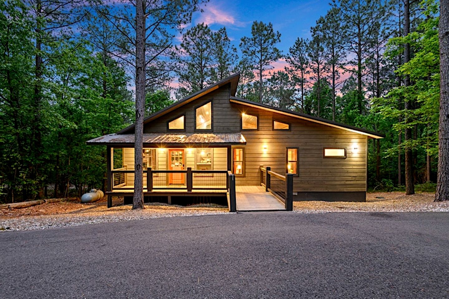 Cozy Luxury Cabin with Serene Forest Setting near Broken Bow Lake in Hochatown, Oklahoma