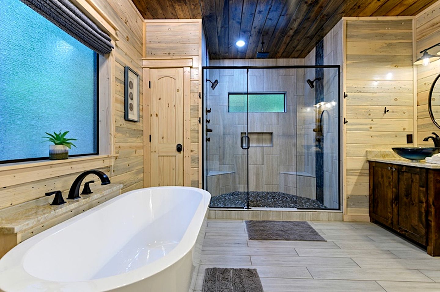 Cozy Luxury Cabin with Serene Forest Setting near Broken Bow Lake in Hochatown, Oklahoma