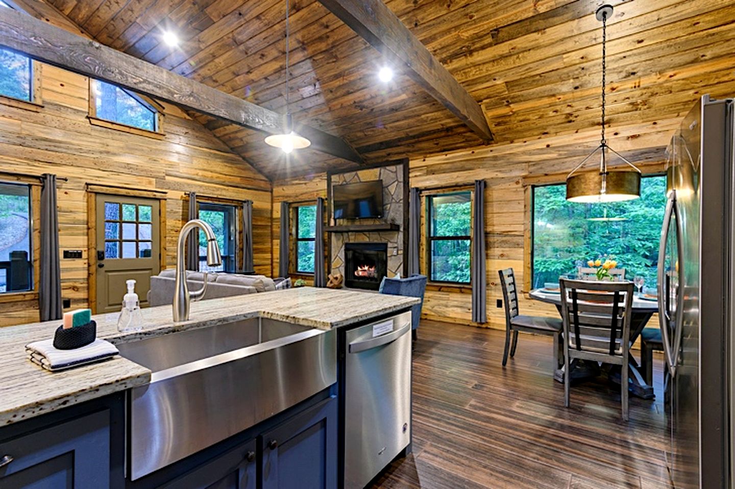 Cozy Luxury Cabin with Serene Forest Setting near Broken Bow Lake in Hochatown, Oklahoma