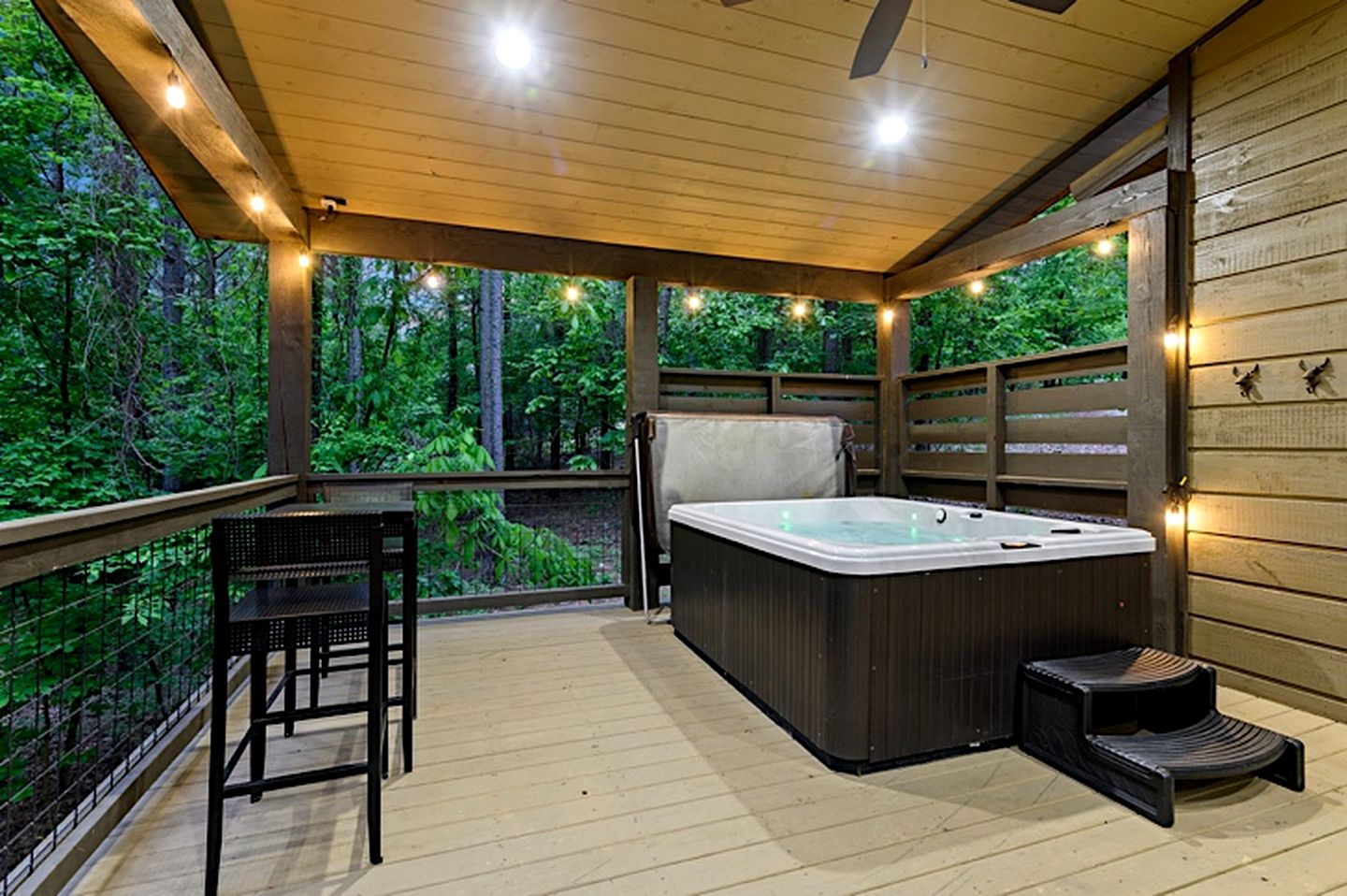 Cozy Luxury Cabin with Serene Forest Setting near Broken Bow Lake in Hochatown, Oklahoma