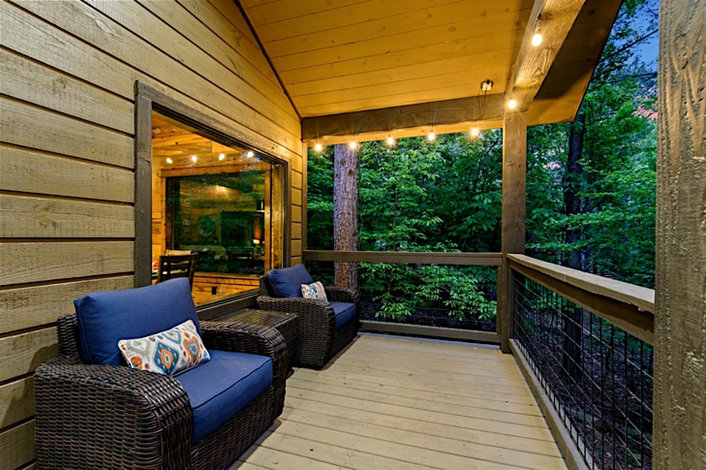 Cozy Luxury Cabin with Serene Forest Setting near Broken Bow Lake in Hochatown, Oklahoma