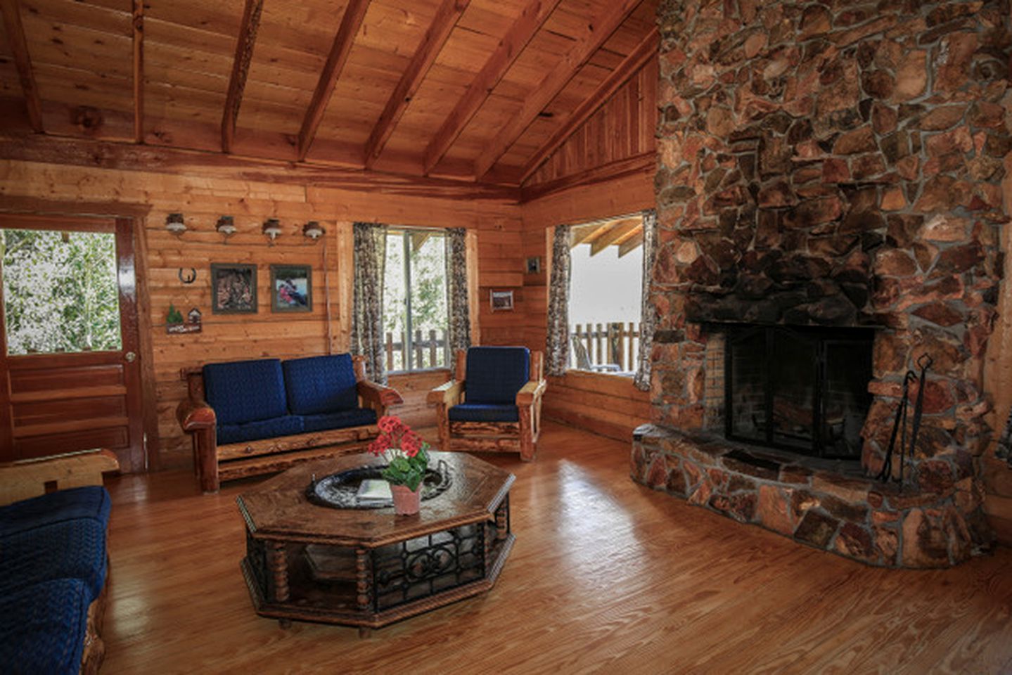 Peaceful 4/Br Cabin Secluded in the Rockies