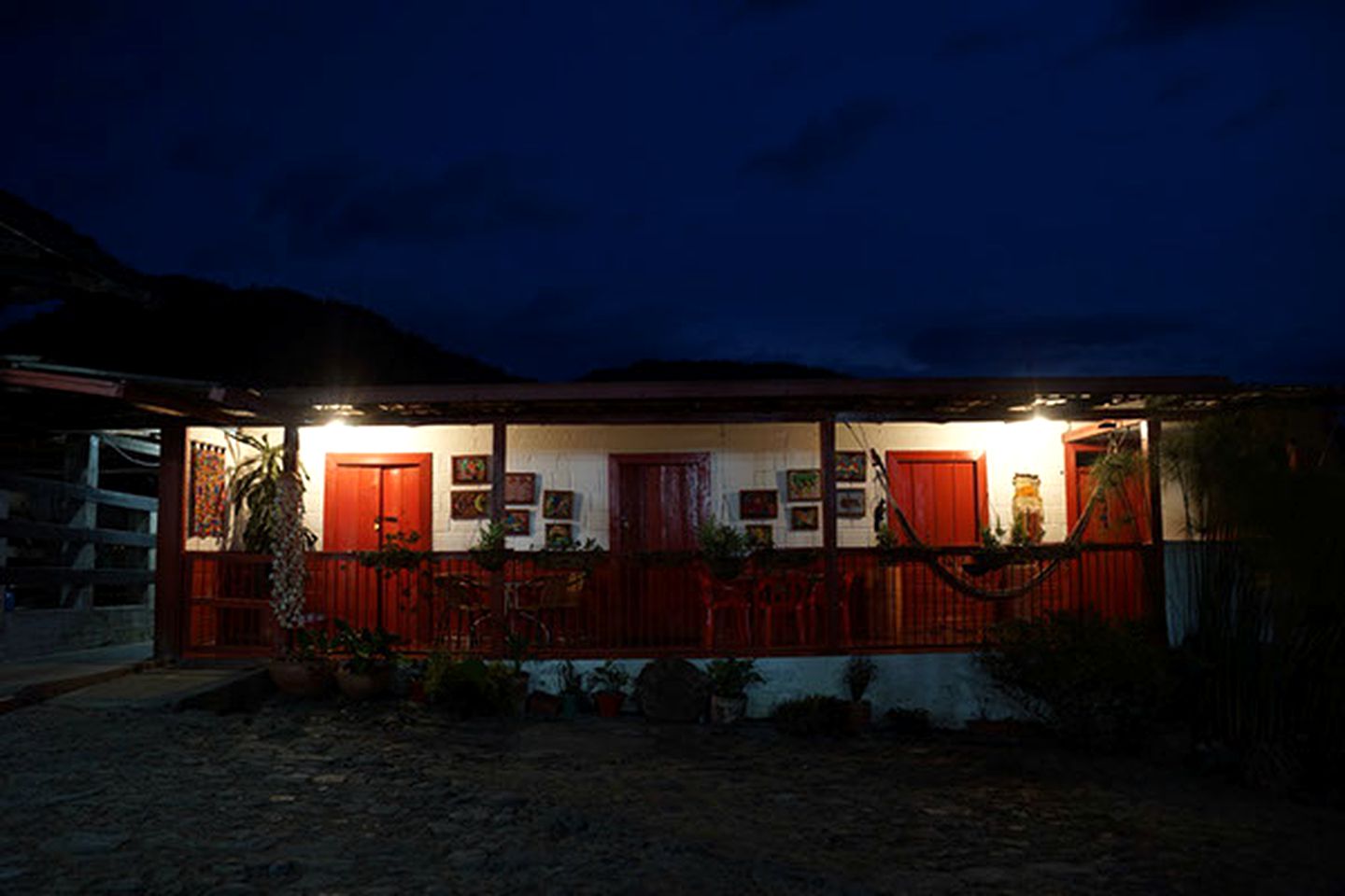 Simple Cabin Rental with On-Site Restaurant for a Rural Vacation in Caldas, Colombia