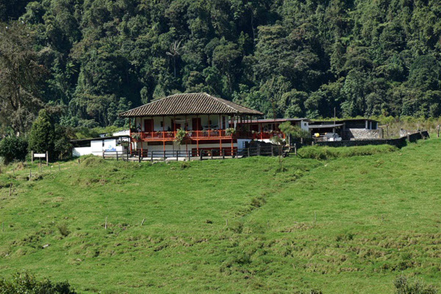 Simple Cabin Rental with On-Site Restaurant for a Rural Vacation in Caldas, Colombia