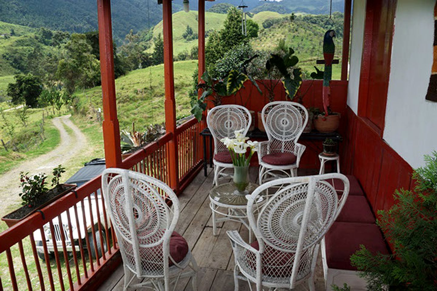 Simple Cabin Rental with On-Site Restaurant for a Rural Vacation in Caldas, Colombia