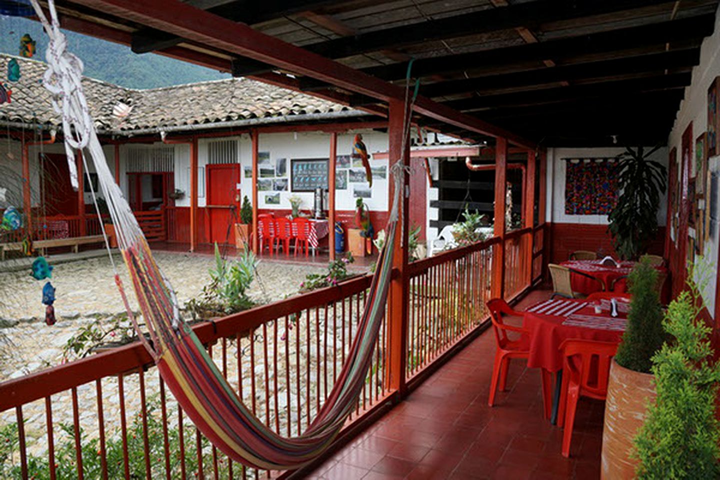 Simple Cabin Rental with On-Site Restaurant for a Rural Vacation in Caldas, Colombia