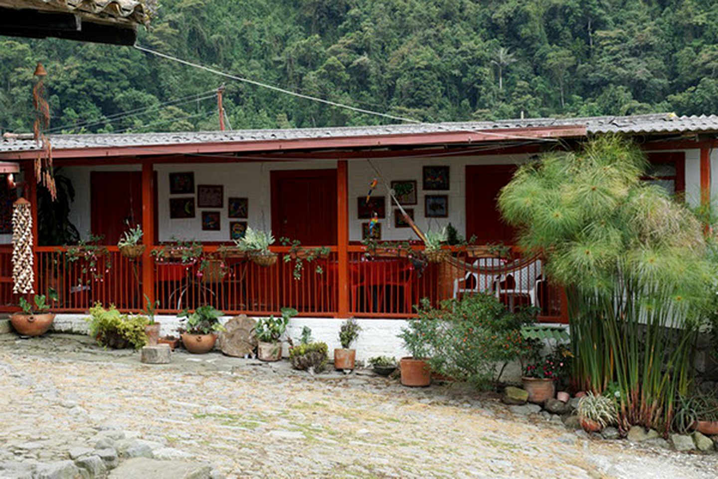 Simple Cabin Rental with On-Site Restaurant for a Rural Vacation in Caldas, Colombia