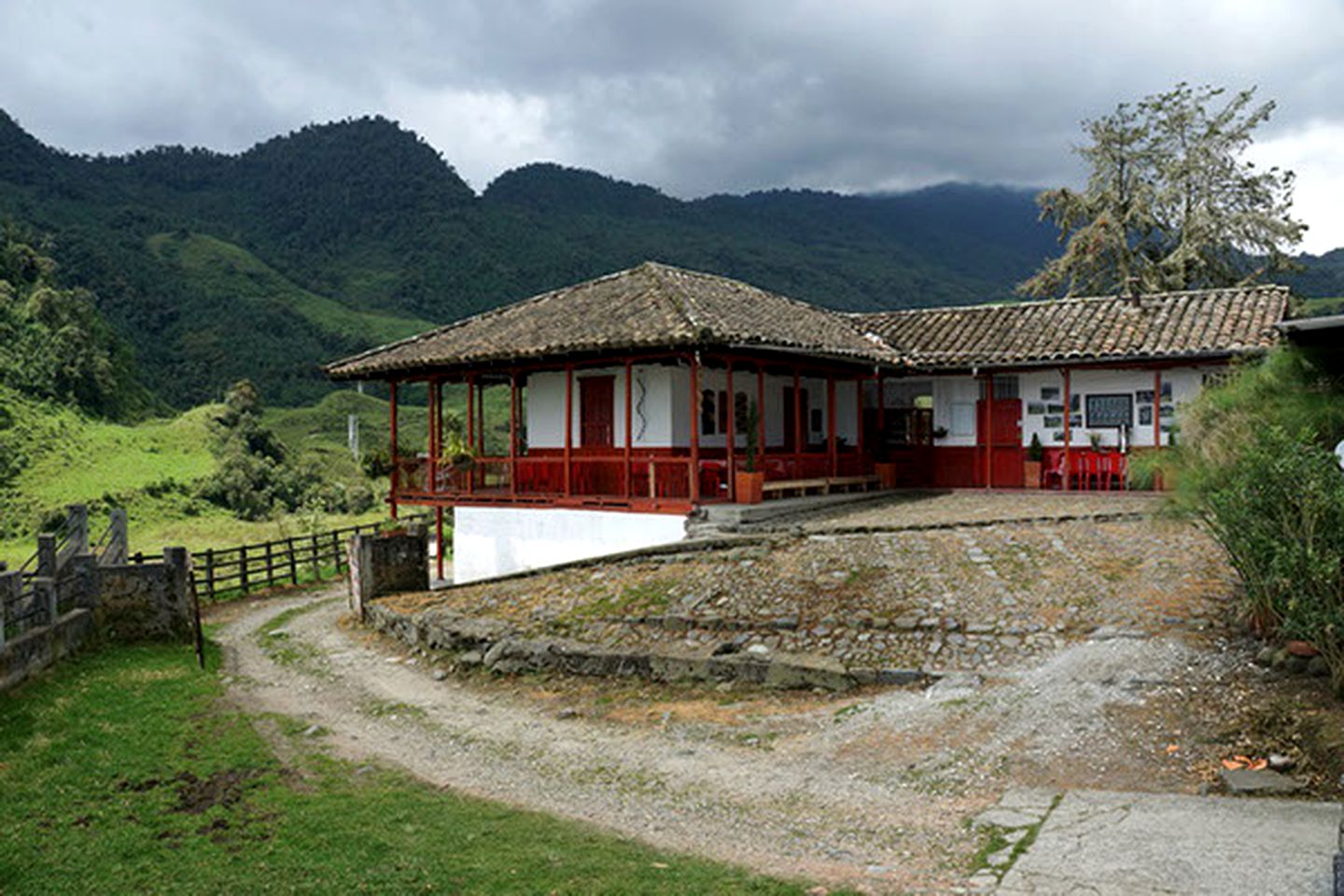 Simple Cabin Rental with On-Site Restaurant for a Rural Vacation in Caldas, Colombia