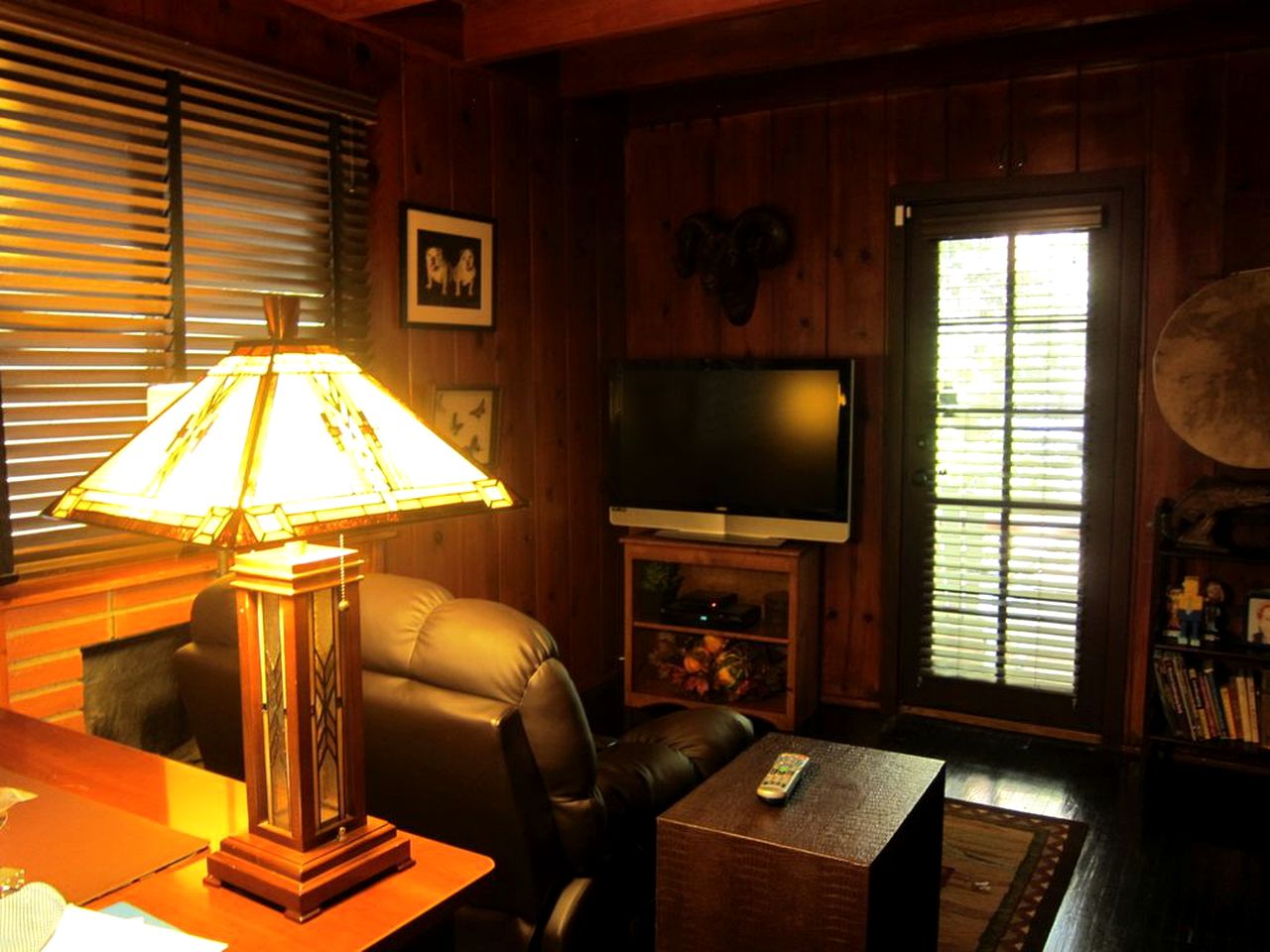 Lakeside Cozy Cabin Rental in the Mountains of Lake Arrowhead, California