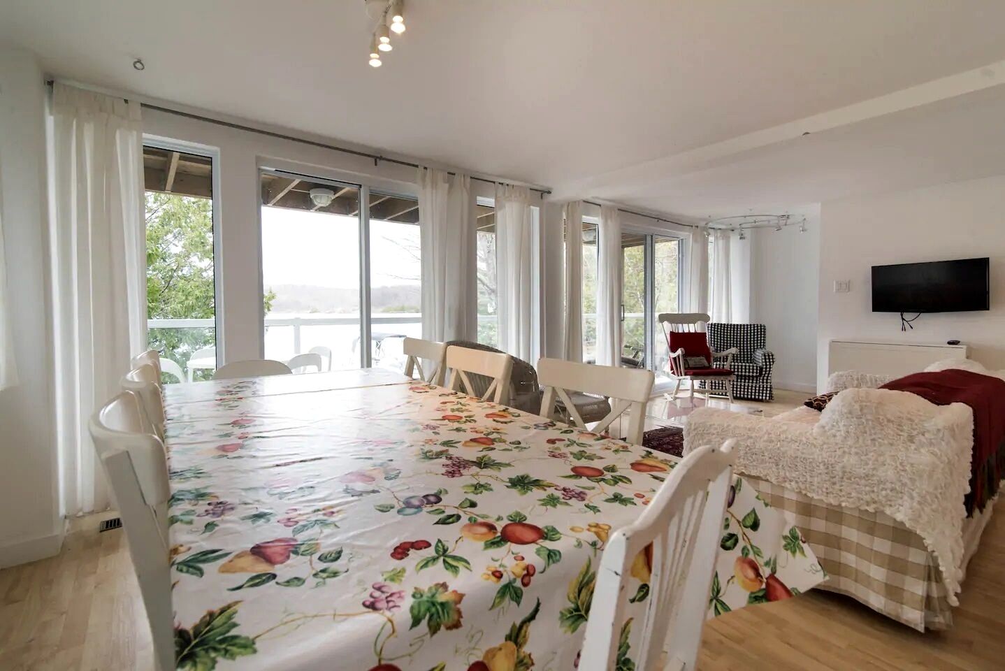 Luxury Cottage Rental for Groups on a Gorgeous Lake Resort near Ottawa, Ontario